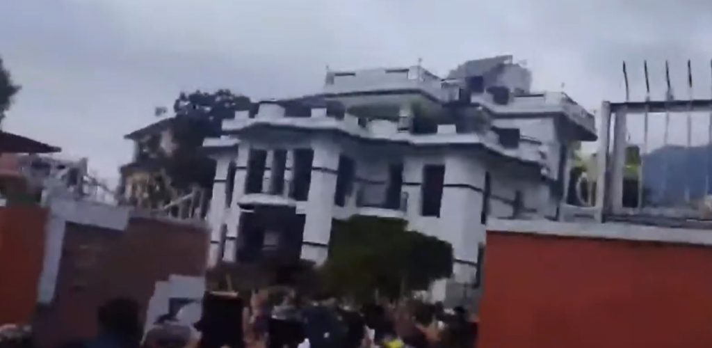 कांग्रेस सभापति देउवाको निवास तोडफोड