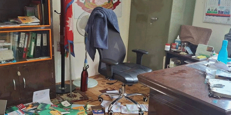 कर्मचारीले नै लगाए कार्यालयमा आगो