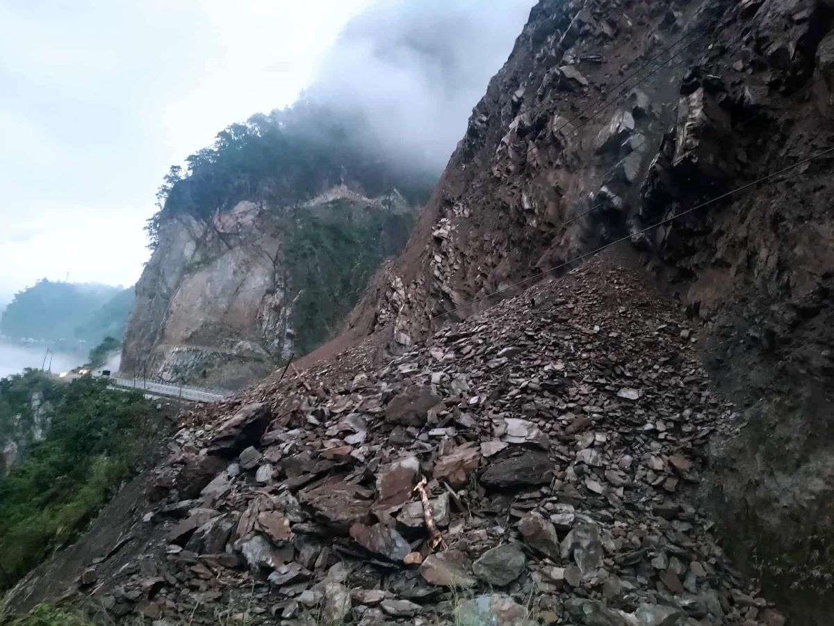 पहिरोका कारण देशका पाँच राजमार्ग पूर्ण रूपमा अवरुद्ध