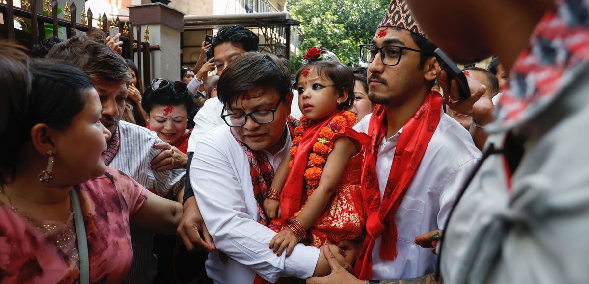 जीवित देवी कुमारीले सर्वसाधारणलाई विजया दशमीको टिका लगाइदिने