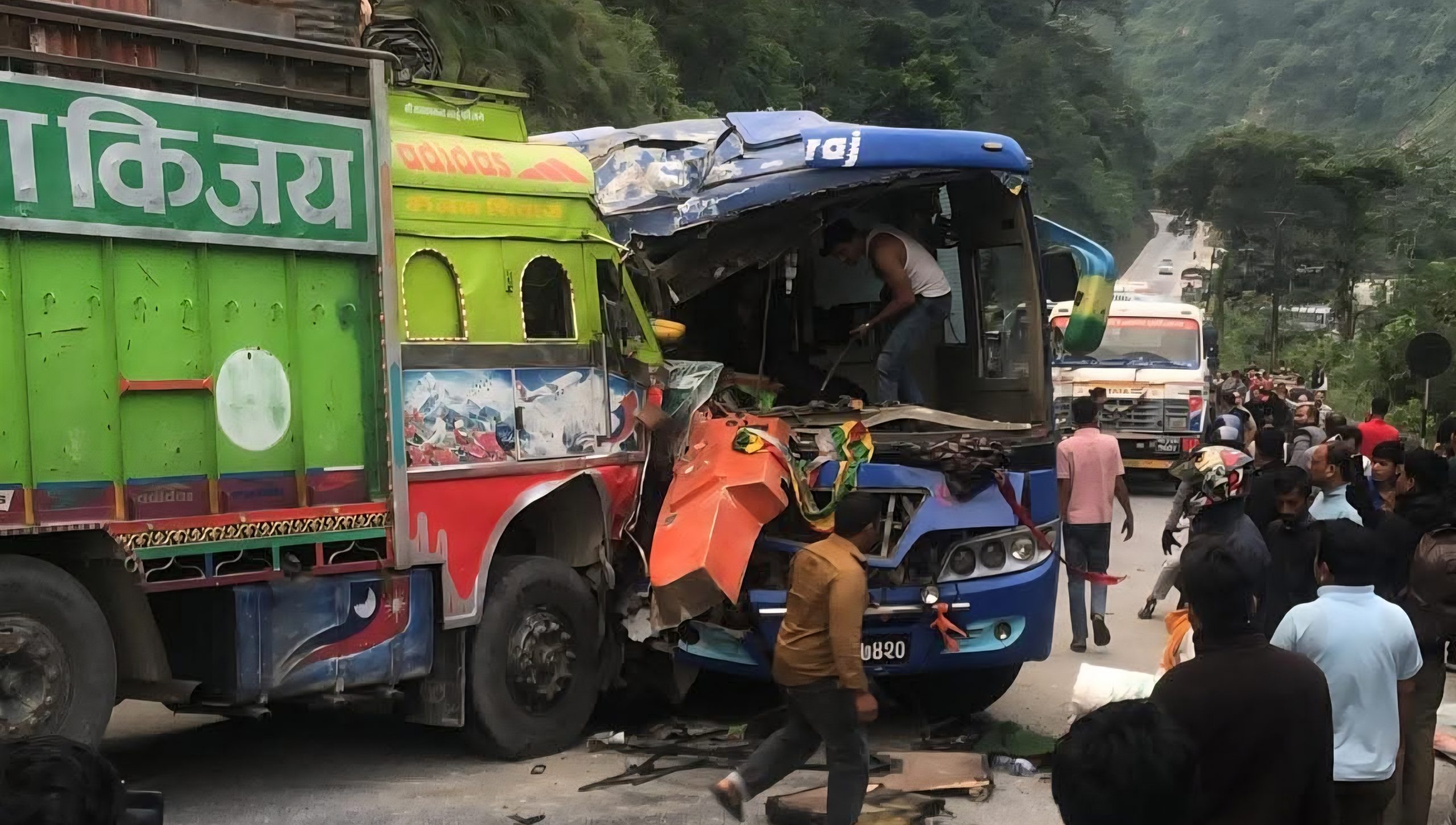 ७ वटा सवारीसाधन एकापसमा ठक्कर खाँदा २१ जना घाइते