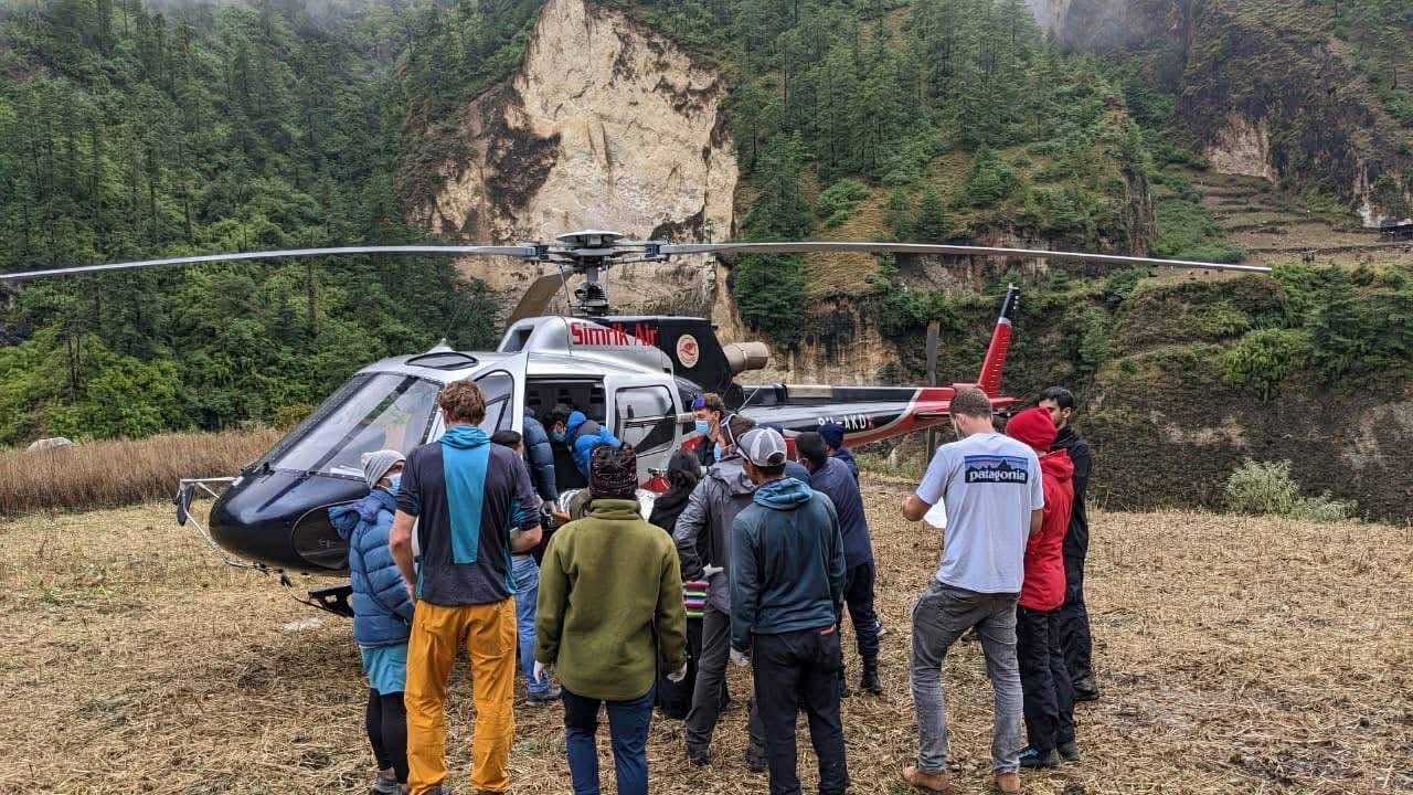 मनासलु क्षेत्रमा घाइते भएका पर्यटकको हेलिकोप्टरबाट उद्वार