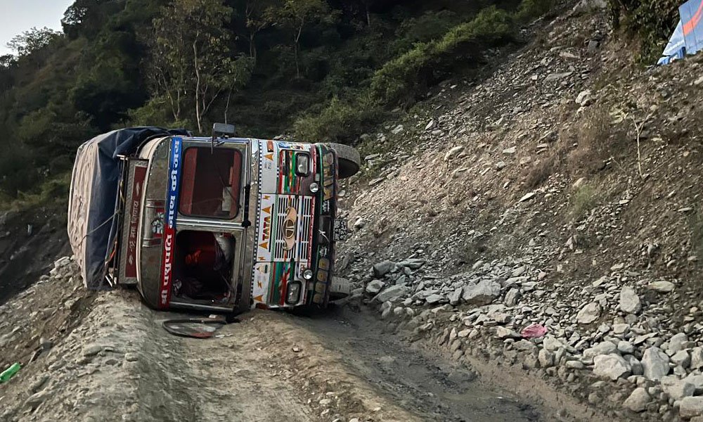 सडकमै ट्रक पल्टिएपछि कान्तिलोकपथ सडक अवरुद्ध