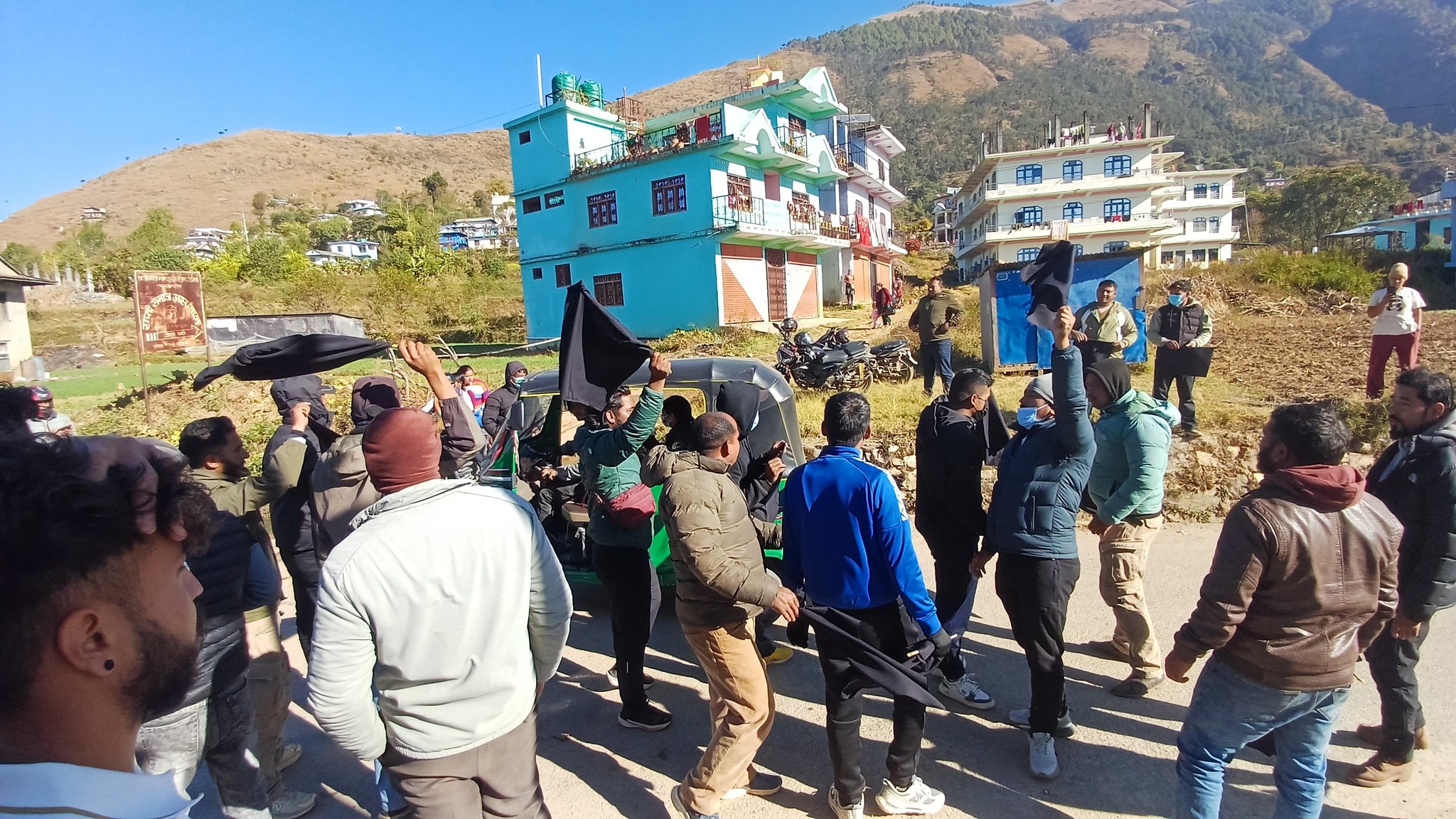 जनार्दन शर्मालाई गृहजिल्लामा कालोझण्डा