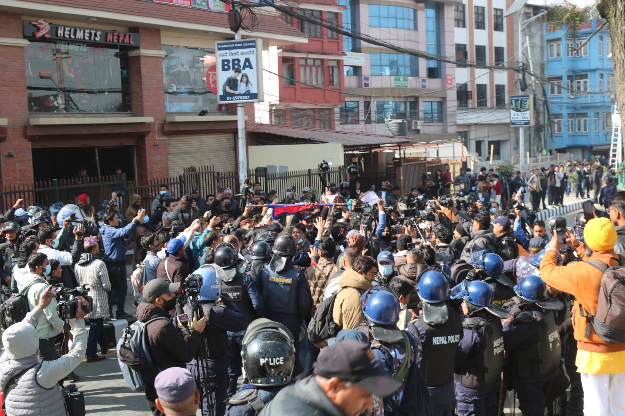 माइतीघर मण्डलामा प्रदर्शनरत ८ जना प्रहरी नियन्त्रणमा