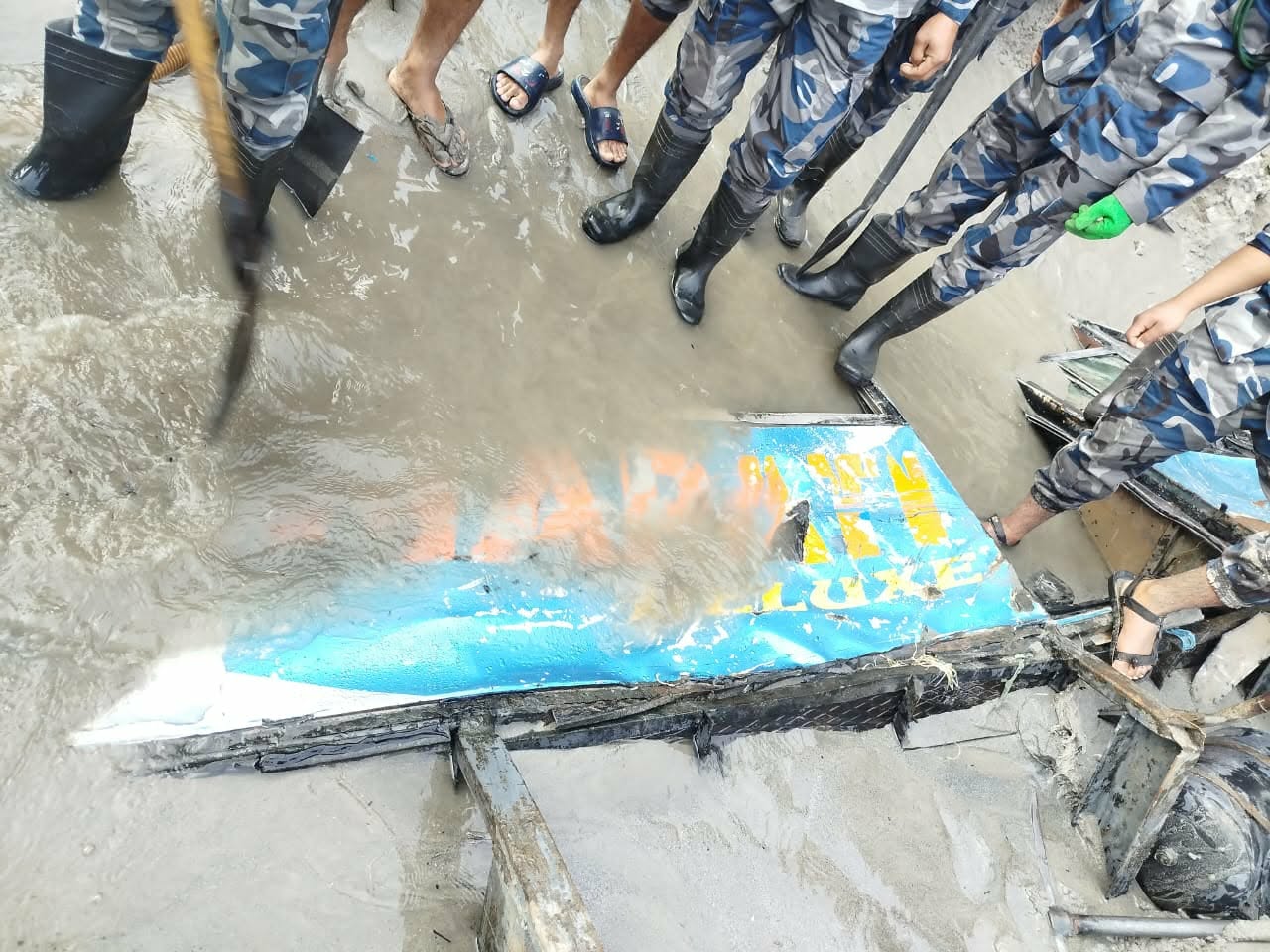 त्रिशुलीको किनारमा बालुवामा पुरिएको अवस्थामा भेटियो गणपति डिलक्स