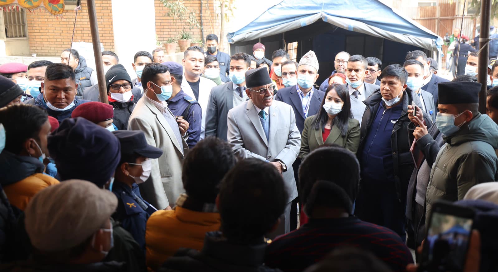 विमान दुर्घटनामा निधन भएका आफन्तलाई भेट्न टिचिङ पुगे प्रचण्ड