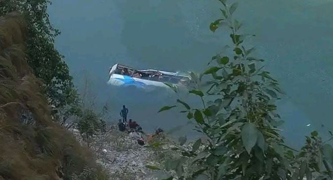 तामाकोसी बस दुर्घटनामा मृत्यु भएका ११ जनाको सनाखत (विवरणसहित)