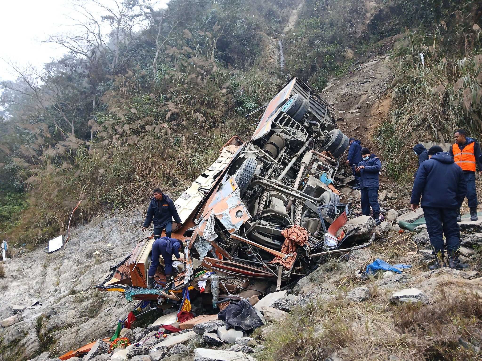 पोखरादेखि ३४ यात्रु लिएर काठमाडौं जाँदै थियो धादिङमा दुर्घटनामा परेको बस