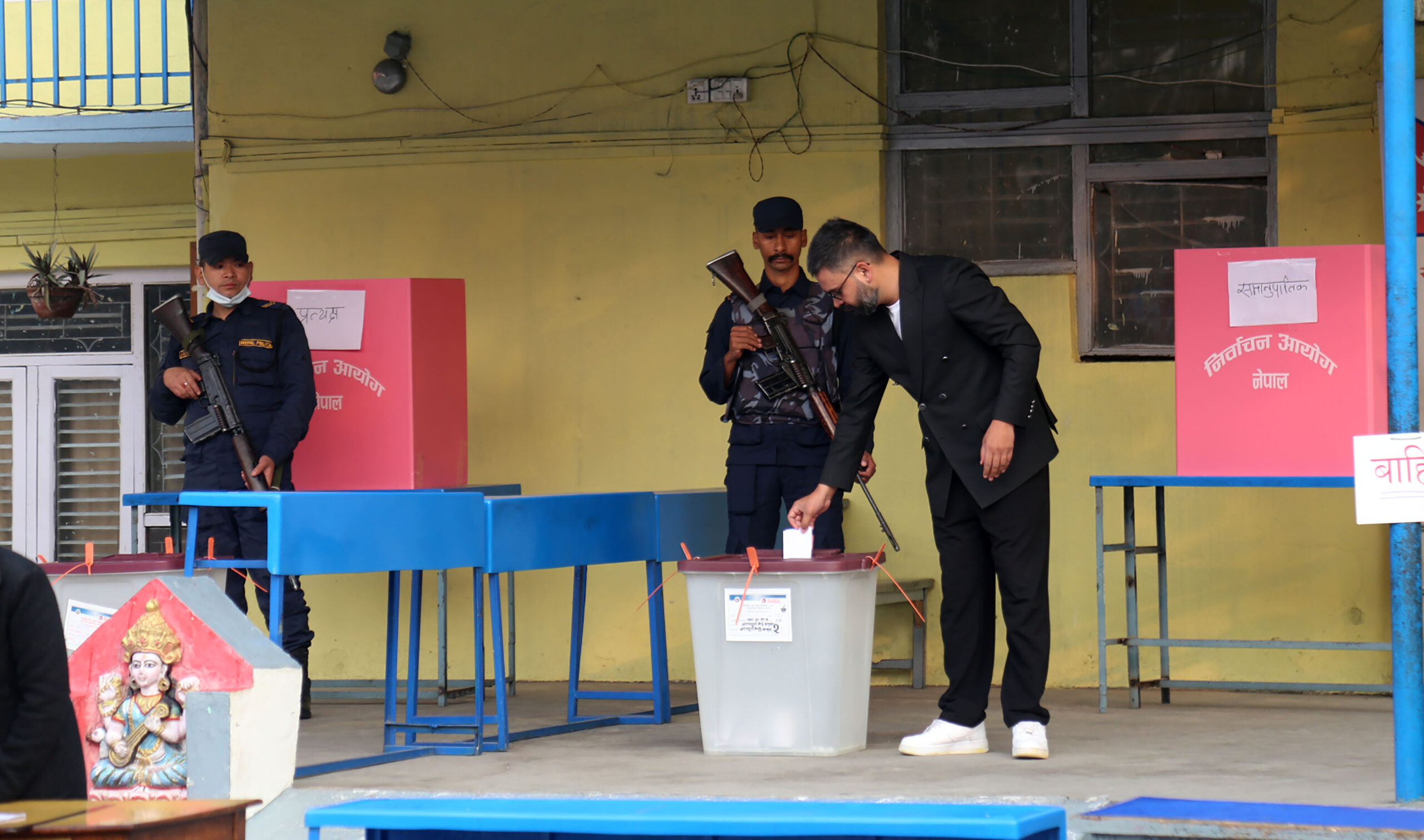 बालेन हेलिकोप्टरमा झापा उडेलगत्तै रवि गाडी चढेर चितवन हिँडे