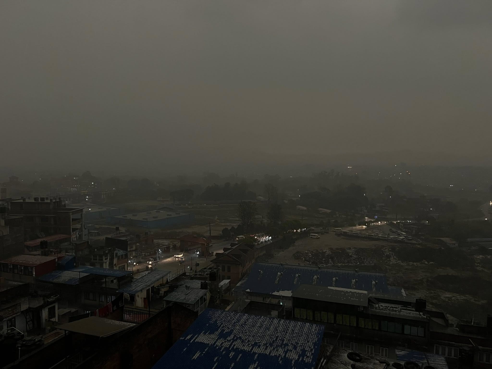 काठमाडौं दिउँसै अन्धकार, पर्‍यो असिनापानी (तस्बिरसहित)