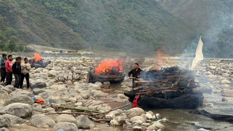 जलजला दुर्घटनामा ज्यान गुमाएका एकै घरका ६ जनाको सामूहिक दाहसंस्कार