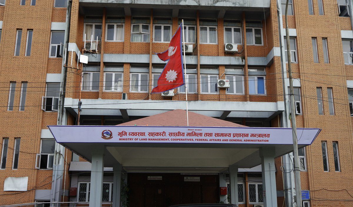 अतिक्रमित सरकारी तथा सार्वजनिक जग्गाको हक हस्तान्तरण हुन नपाउने गरी रोक्का गर्न पत्राचार