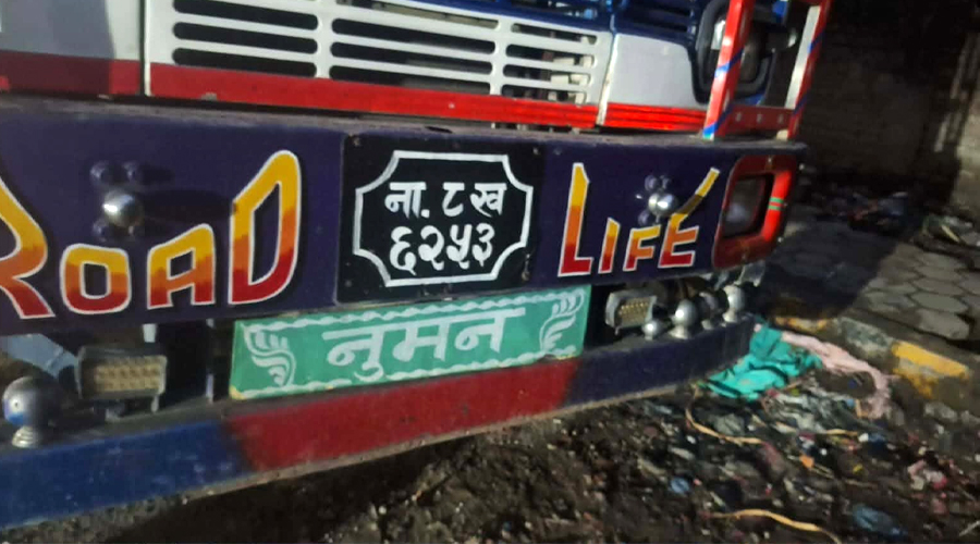 बिलबिजक र कागजात नभएका १० वटा कवाडी बोकेका ट्रक सशस्त्र प्रहरीको नियन्त्रणमा