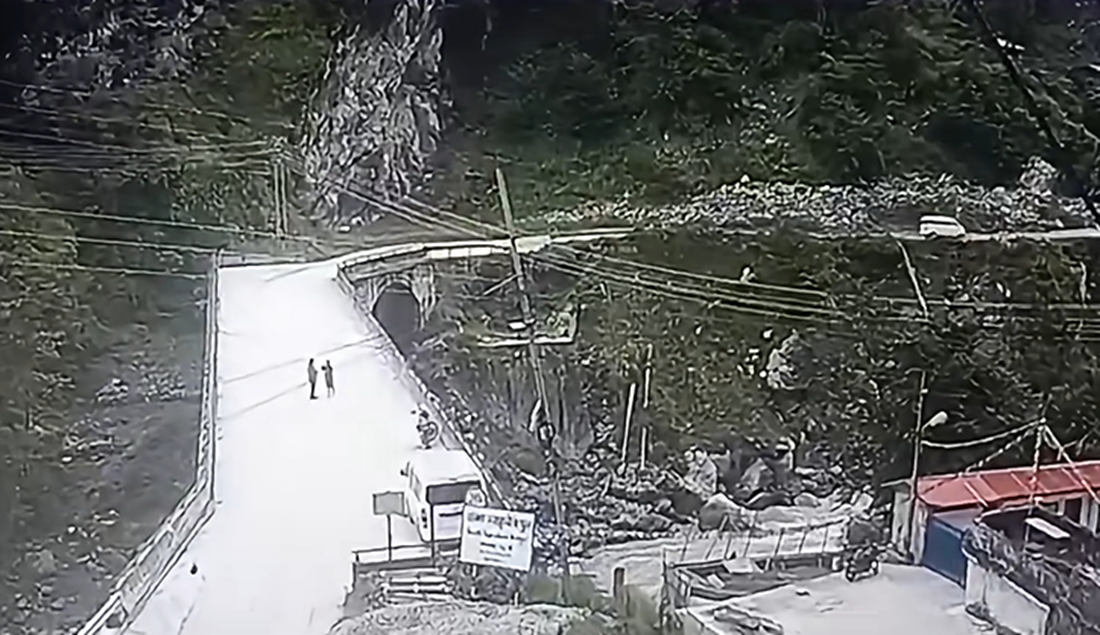 त्रिशूलीमा यात्रुसहितको गाडी खस्यो