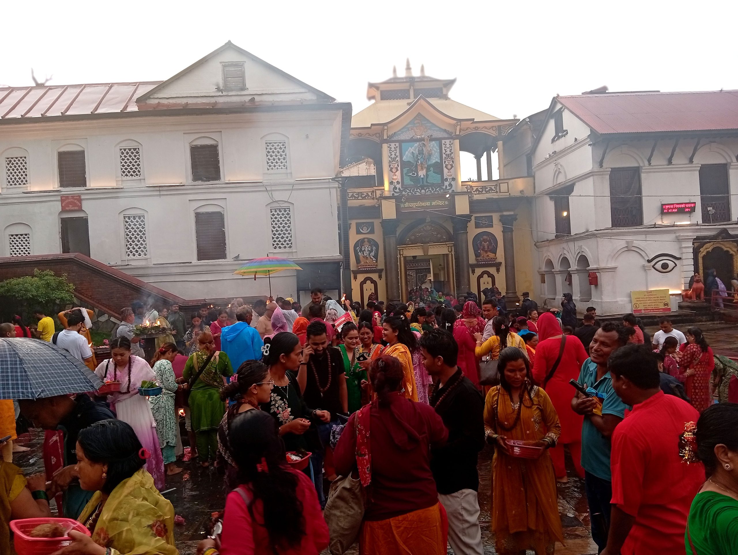 साउनको दोस्रो सोमबार : पशुपतिनाथमा बिहानैदेखि भक्तजनको लर्को