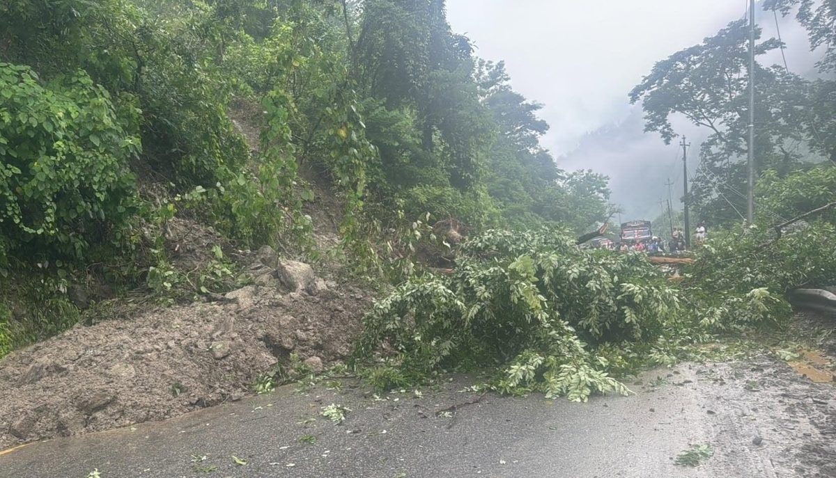 मुग्लिन–नारायणगढ सडकमा पहिरोः दुईतर्फी आवागमन अवरुद्ध