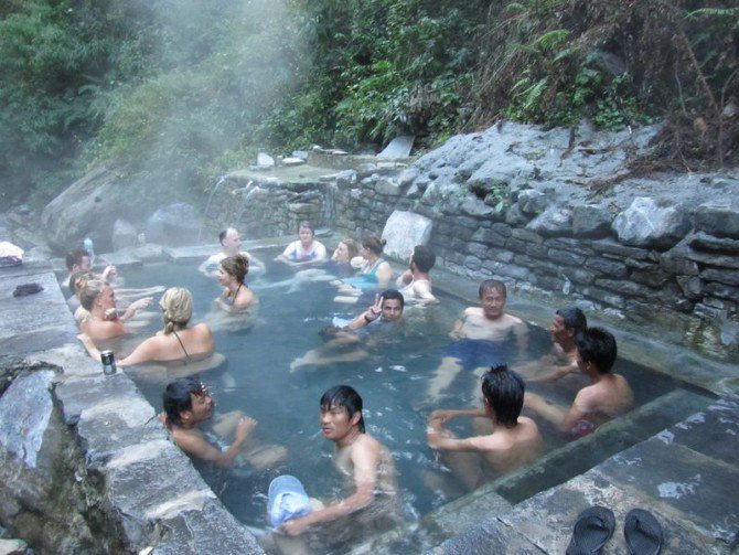 पर्यटकीय केन्द्र बन्दै जुम्लाको तातोपानी धारा