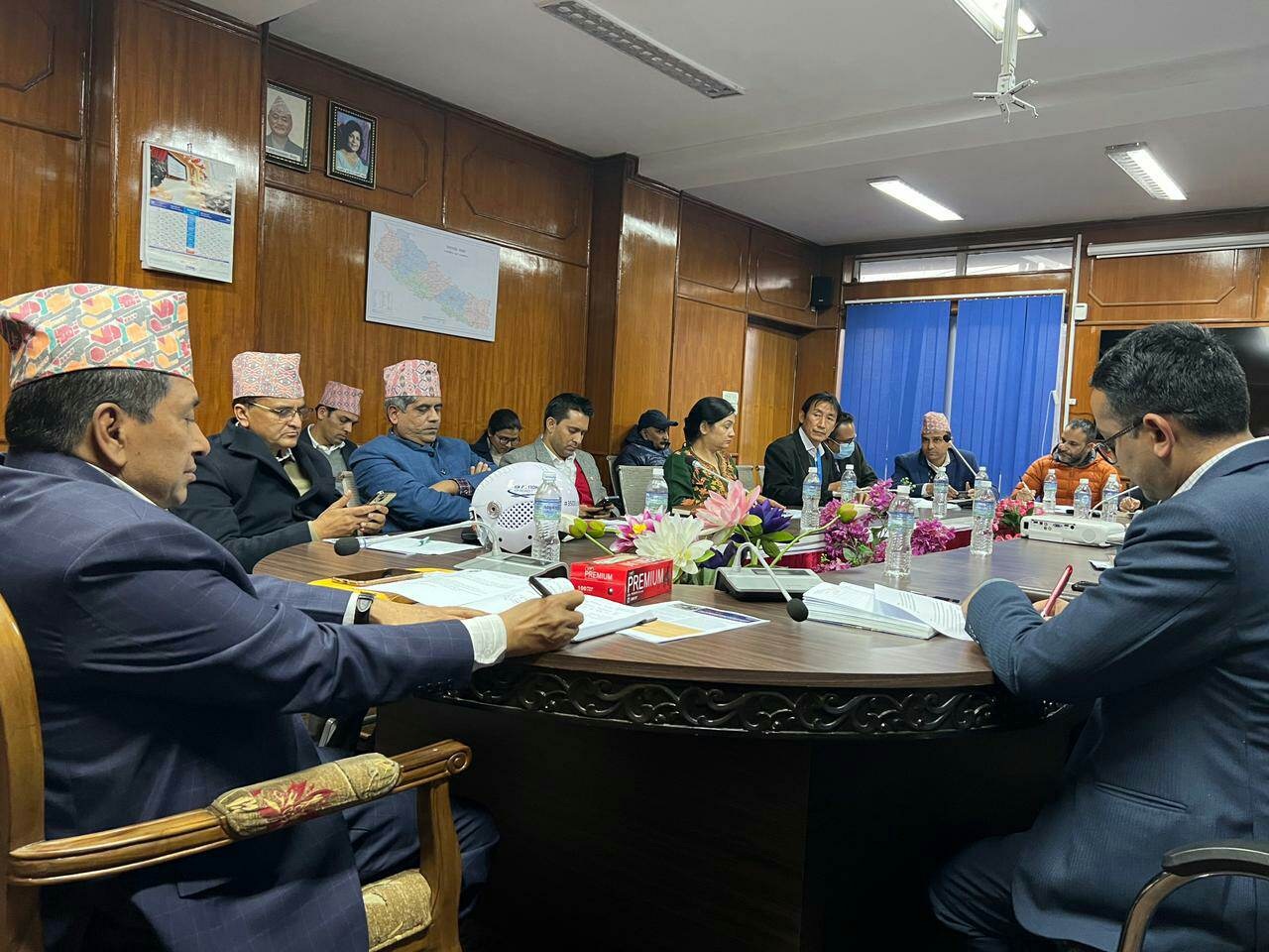 बाइकको पछाडि बस्नेले अनिवार्य रूपमा हेल्मेट लगाउनुपर्ने प्रावधान ल्याइँदै
