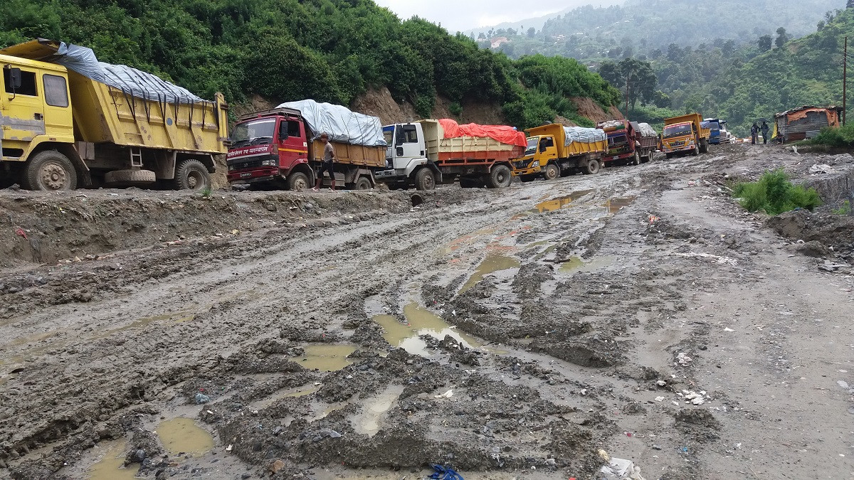स्थानीयवासीले बञ्चरेडाँडामा फोहोर फाल्न दिएनन् !