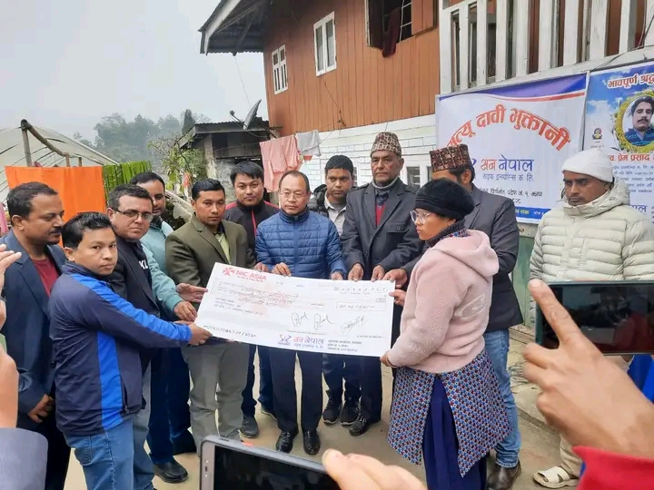 प्रेम प्रसादको परिवारले पाए बीमाबापत ५० लाख