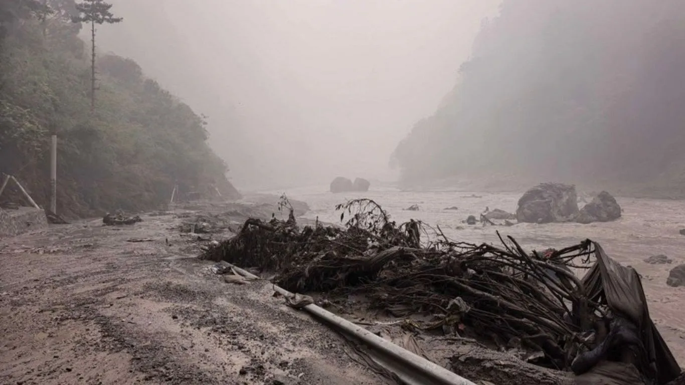 रसुवागढीबाट १८ किलोमिटर टाढा रहेको ताल फुट्यो, सतर्कता अपनाउन आग्रह