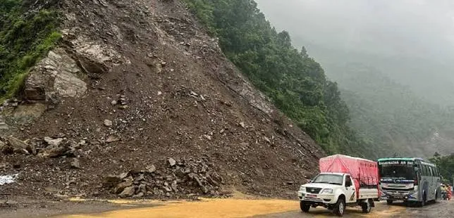 बाढी र पहिरोका कारण अवरुद्ध छन् यी राजमार्ग (सूचीसहित)