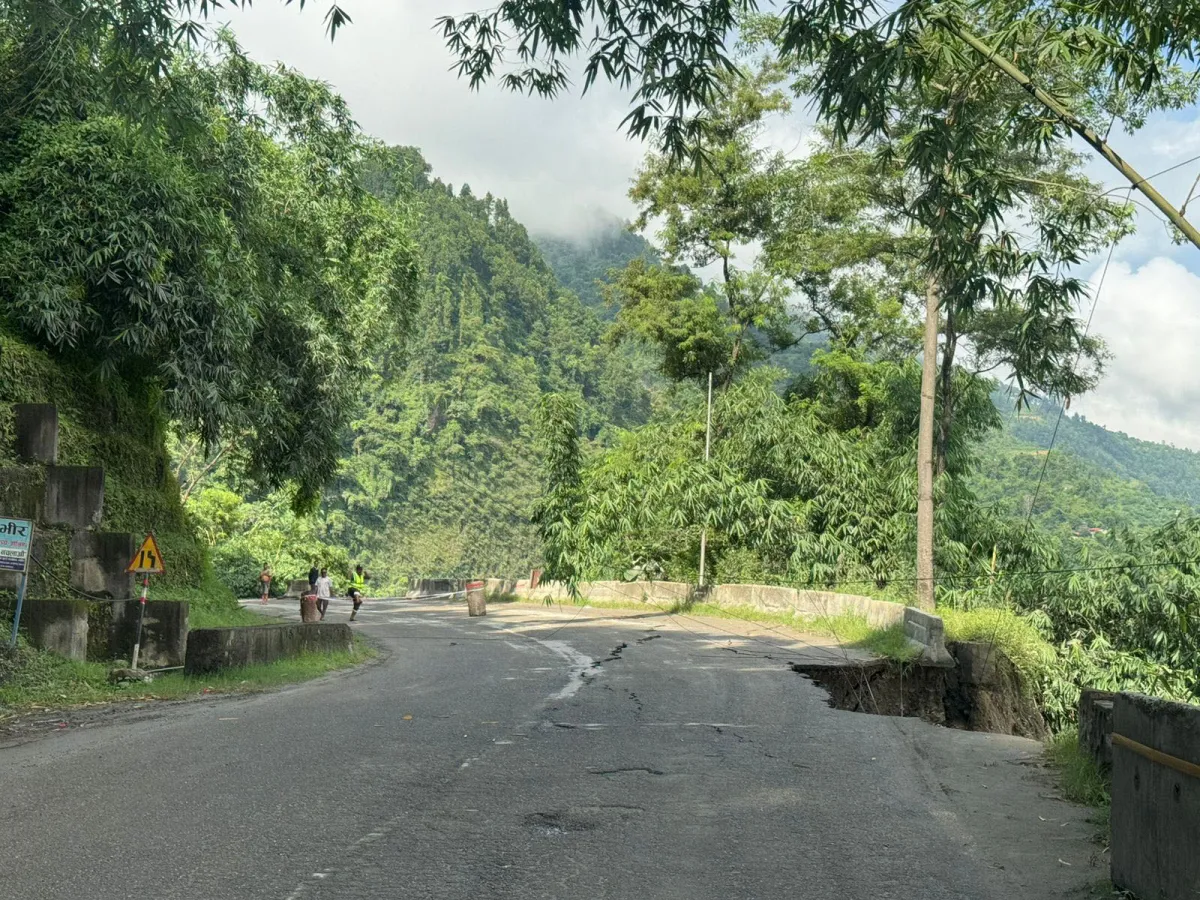 कृष्णभीरमा सडक भासिएपछि वैकल्पिक मार्गबाट सवारीसाधन सञ्चालन