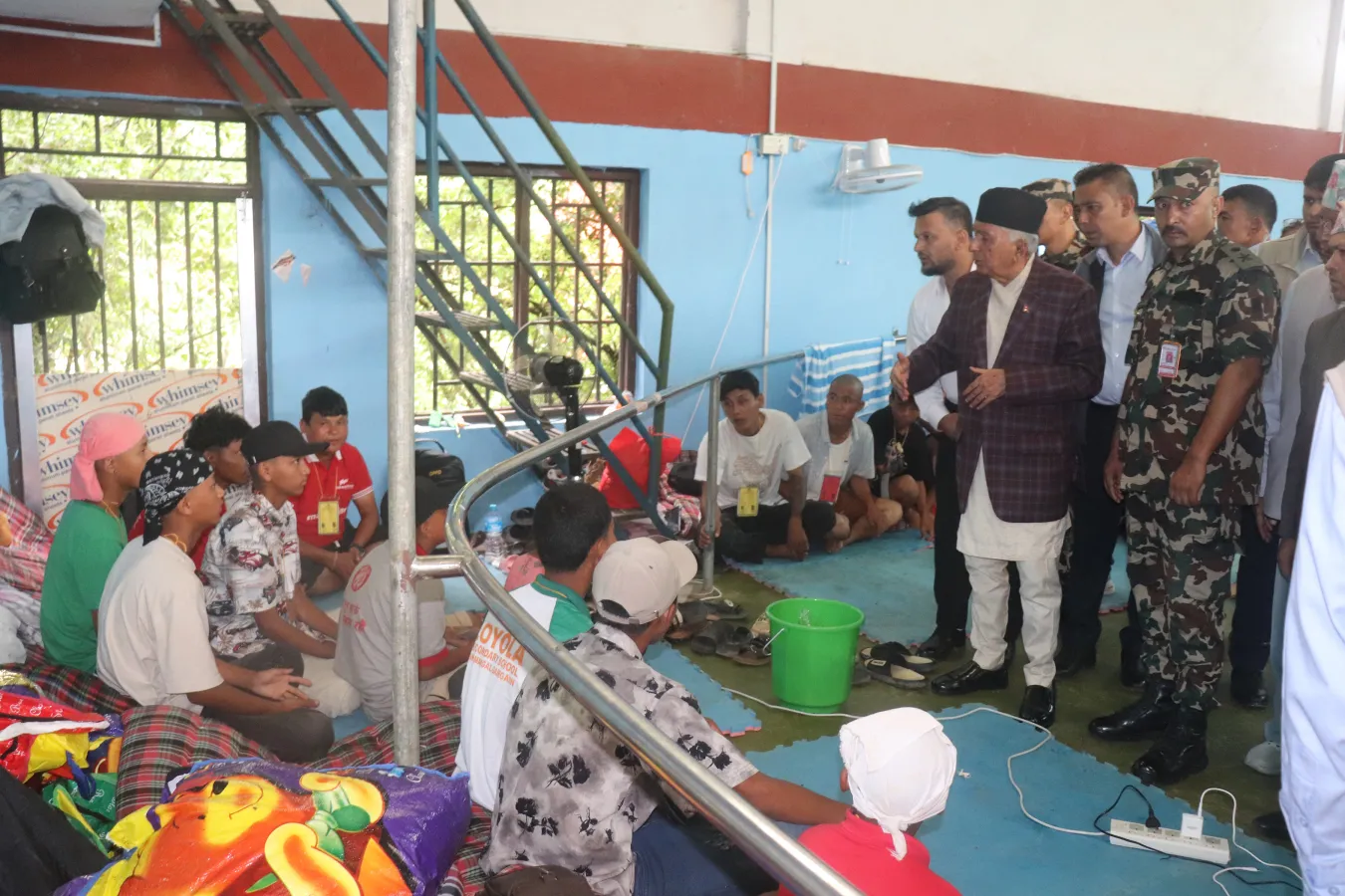 बाढीप्रभावित क्षेत्रमा राष्ट्रपति पौडेलको अवलोकन, होल्डिङ सेन्टरमा रहेका पीडितसँग गरे कुराकानी