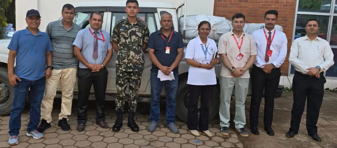 रसुवाका बाढीपीडितका लागि प्रभु बैंकद्वारा राहत सामग्री हस्तान्तरण