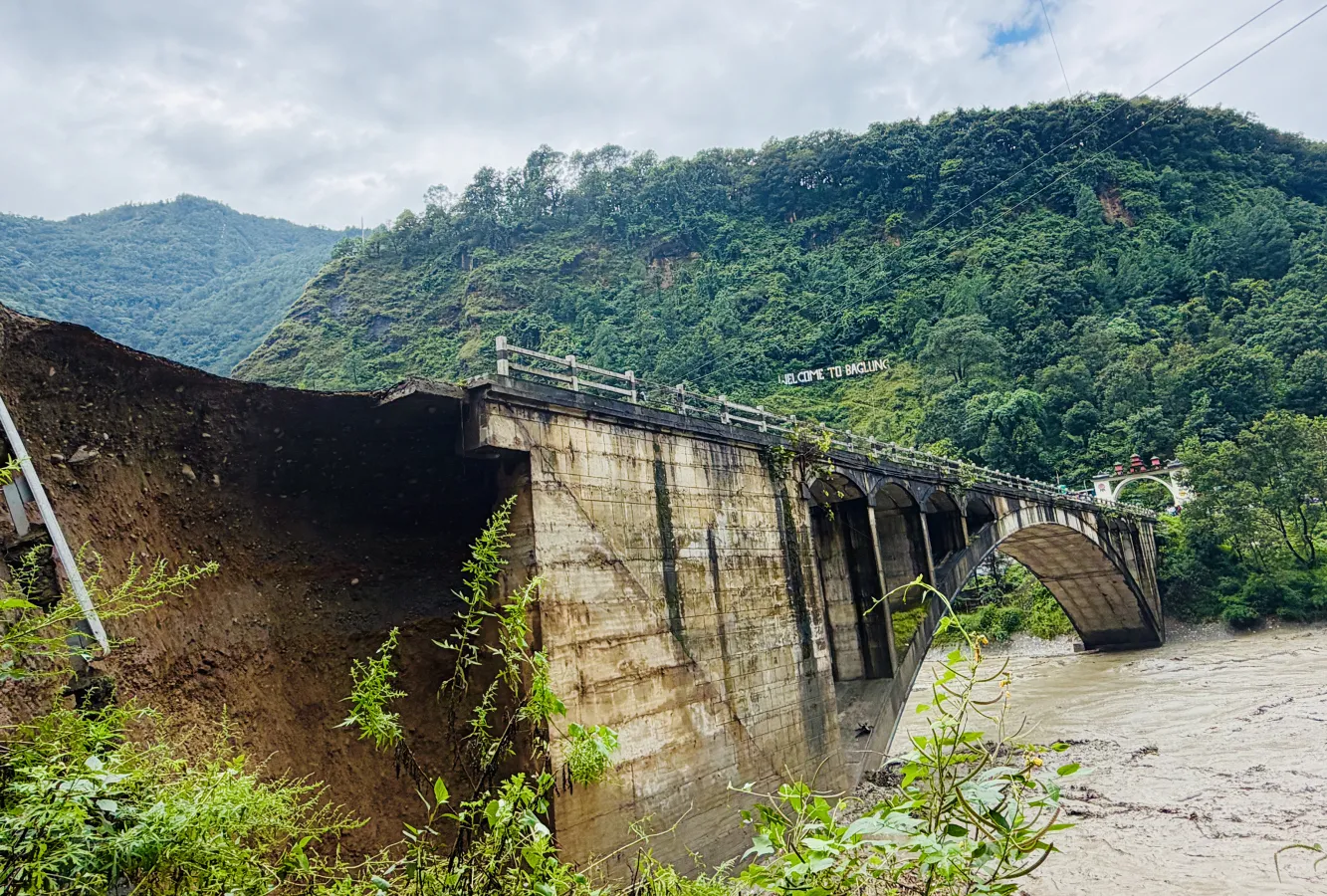 बाढीपहिरोले धवलागिरि क्षेत्रमा सडक सञ्जाल विच्छेद