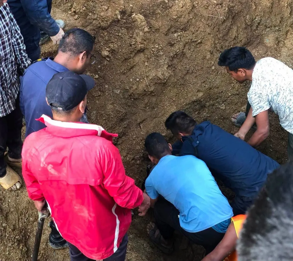 निसीखोलामा सडक निर्माण गर्ने क्रममा पहिरोमा पुरिएर दुई जनाको मृत्यु, एक जना घाइते