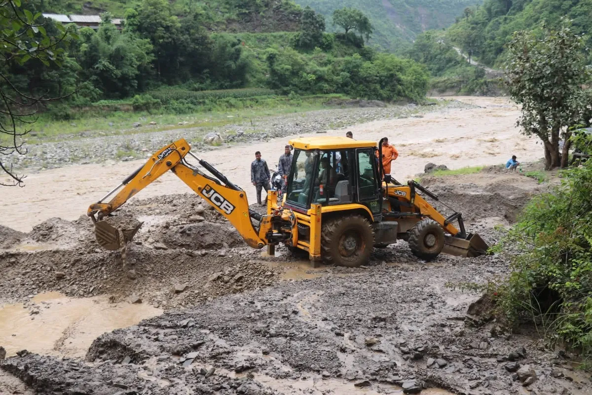 पहिरोले बीपी राजमार्ग अवरुद्ध