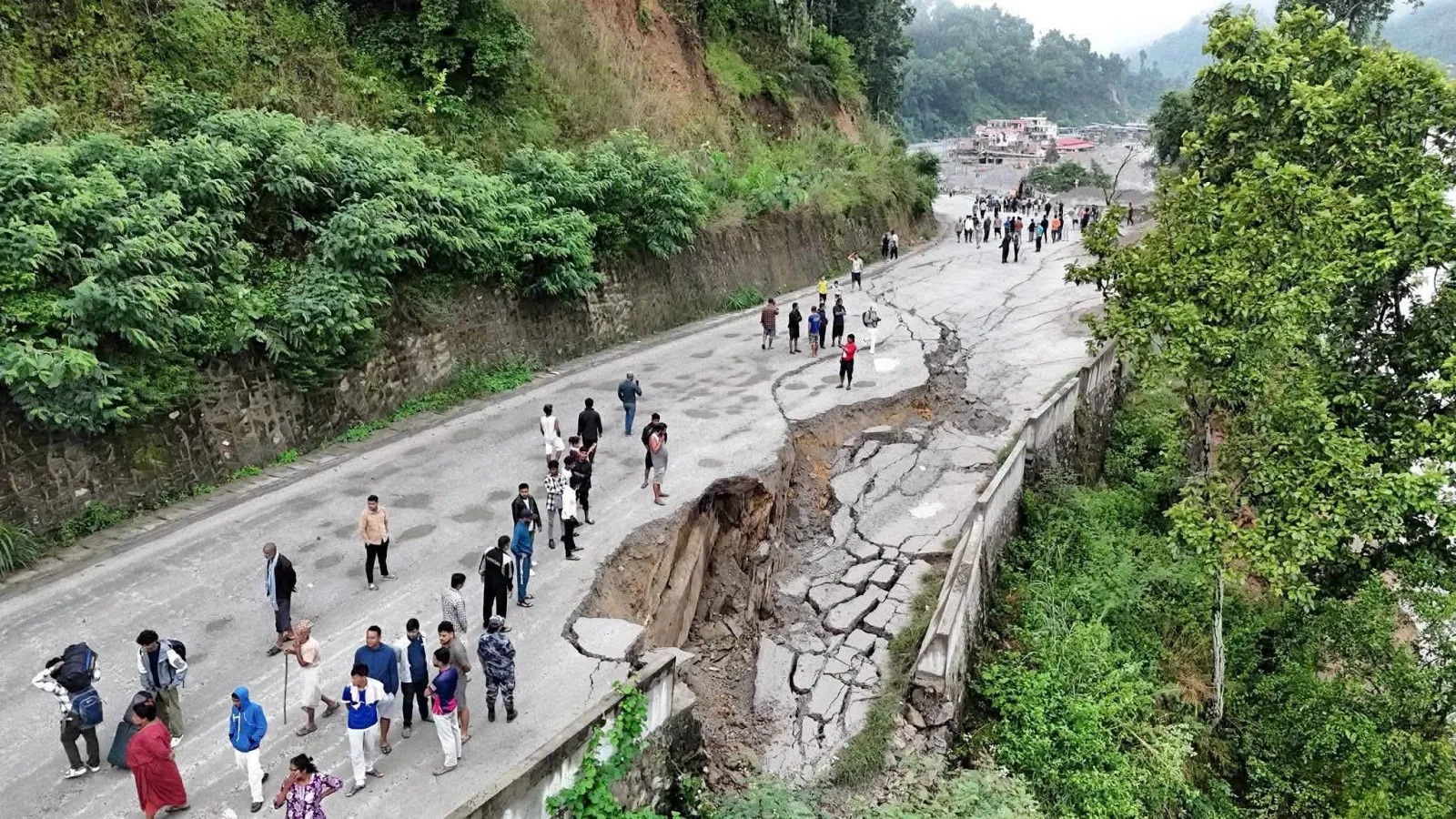 धादिङको गलौंदीमा भासिएको सडकको कटिङ सुरू, साँझसम्म सडक खुल्ने
